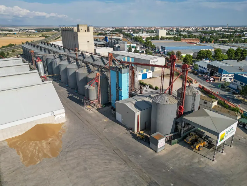 Silos y naves en perspectiva lateral
