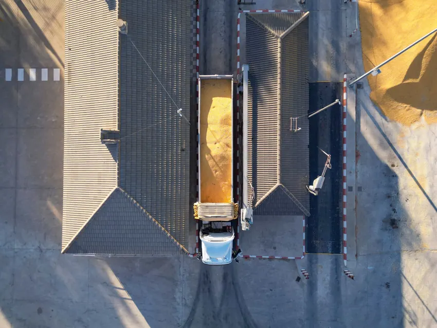 Camión descargando cereal en la recepción, visto desde el aire