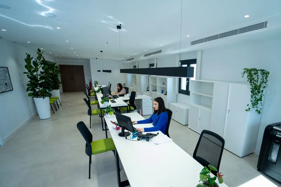 Oficinas de Agraria San Antón con trabajadoras en sus puestos